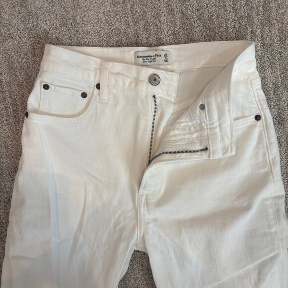 Abercrombie and Fitch white jeans  Ultra High Rise 90s Slim Straight Jean - Picture 5 of 6